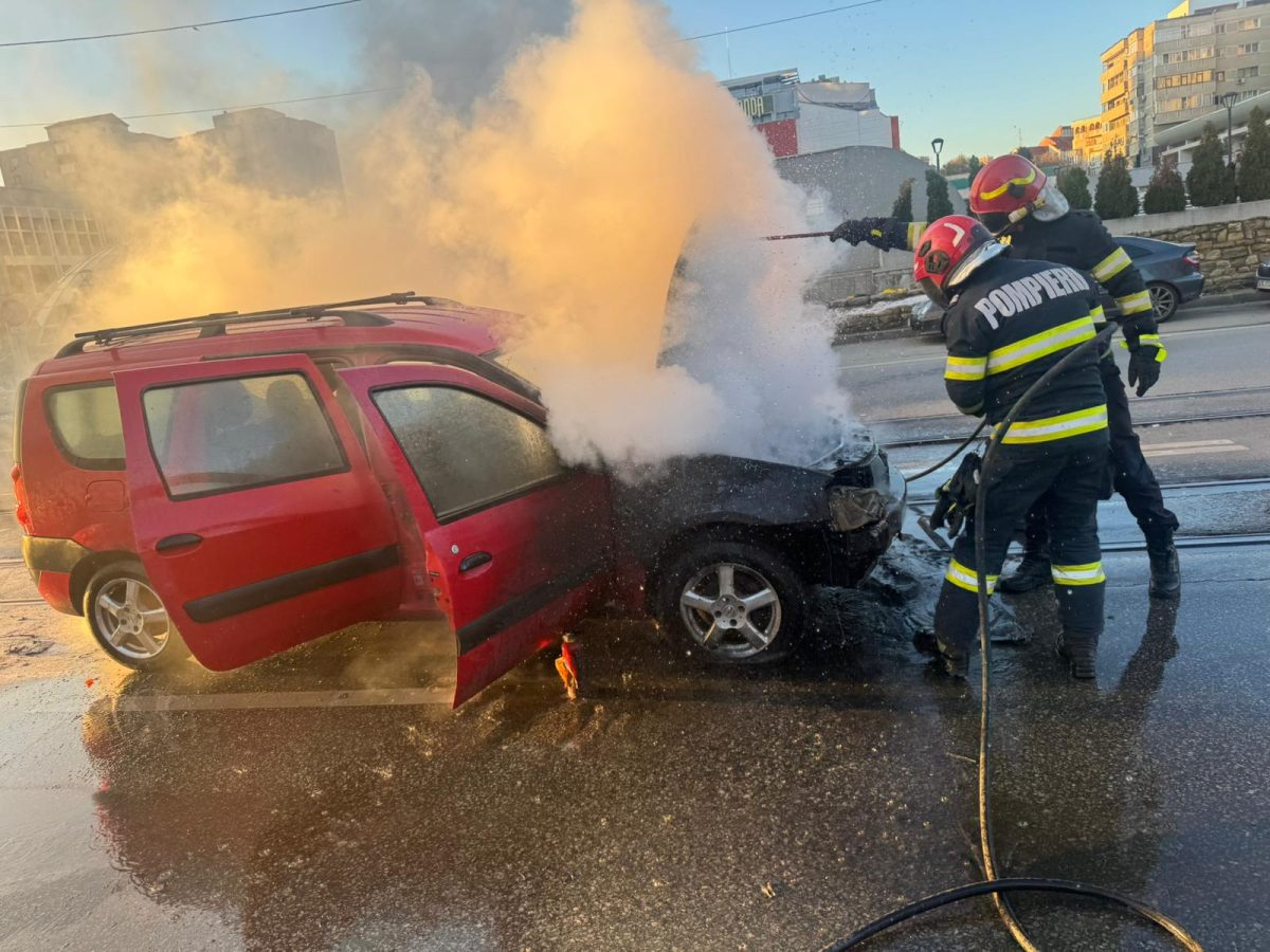 Incendiu în municipiul Iași! Un autoturism a ars ca o torță