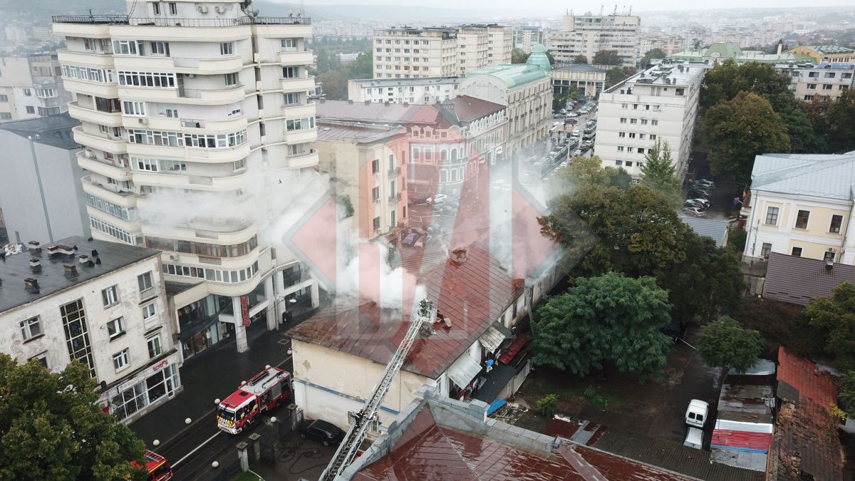 Imagini din dronă cu incendiul de pe strada Cuza Vodă. Pompierii ieșeni s-au urcat pe acoperiș