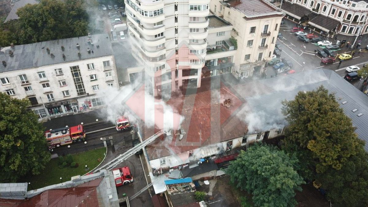 Incendiu pe Cuza Vodă. Acoperișul clădirii FEG arde. Un bărbat ar fi dat foc intenționat – UPDATE, LIVE VIDEO