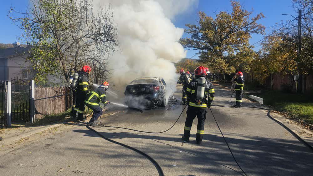 Incendiu în comuna Bârnova. Un autoturism a fost cuprins de flăcări – UPDATE