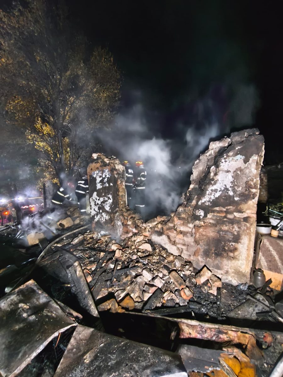 Incendiu în Valea Lupului! Un bărbat de 50 de ani a fost găsit carbonizat