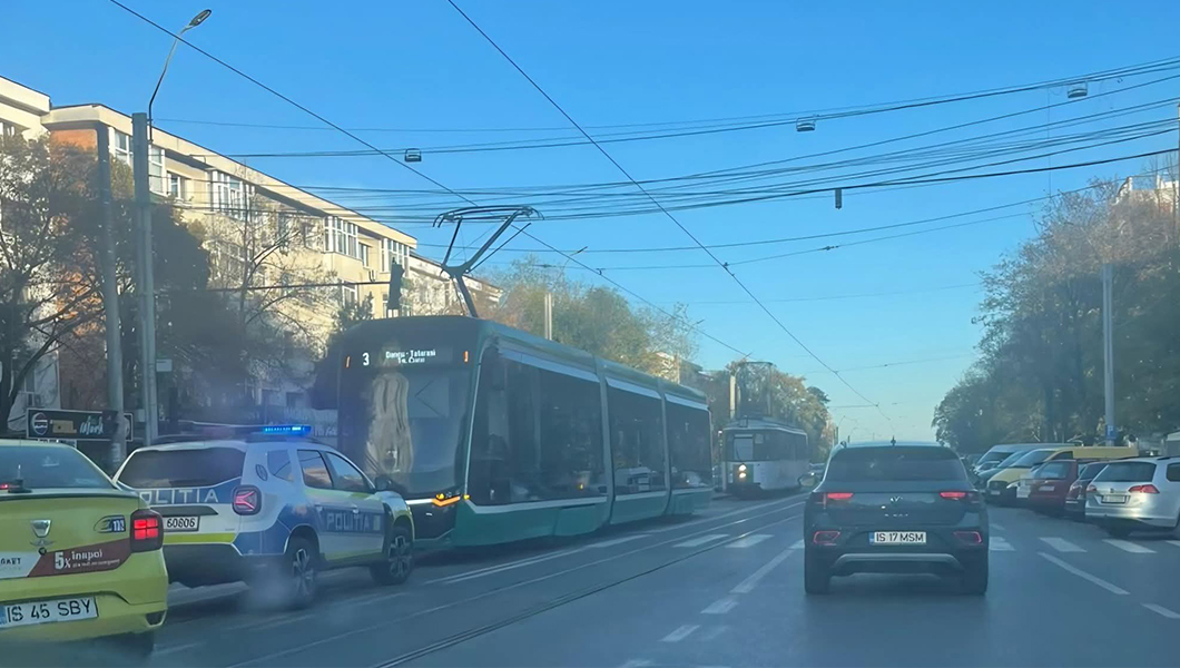 Pompierii intervin pentru salvarea unei persoane blocate între bordură și tramvai, în municipiul Iași – UPDATE