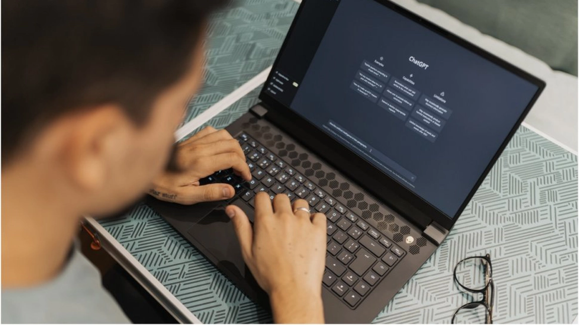Țara care lansează un program pilot cu ChatGPT Edu în mai multe licee. Un pas spre evoluția educației sau involuția acesteia?