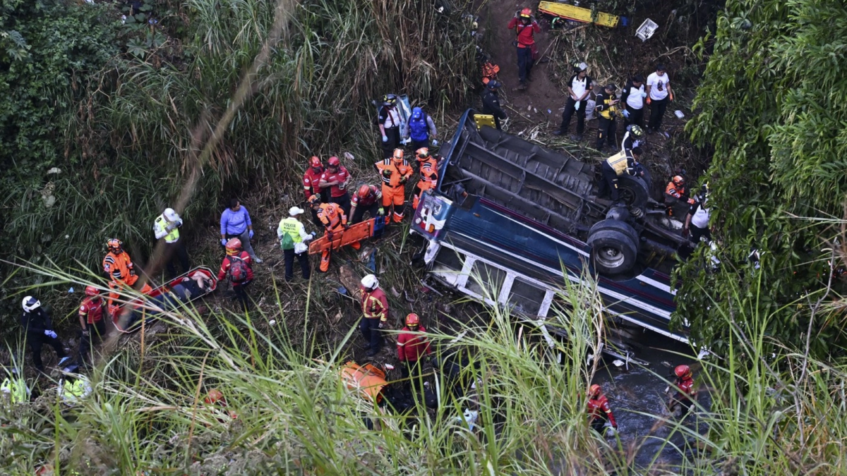 Tragedie de nedescris. Cel puţin 15 persoane au murit într-un accident de autobuz