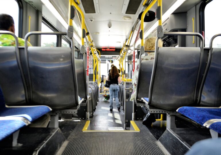 Acești români ar putea beneficia de transport gratuit sau cu reducere până la finalul anului 2026