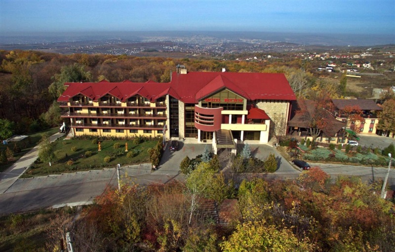 Revelion la înălțime, la Motel Bucium! Petrecere cu vedere panoramică asupra Iașului, meniu gourmet și atmosferă de poveste