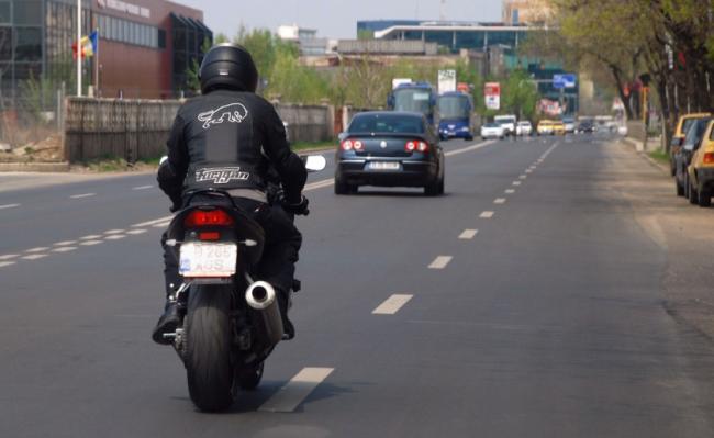 Senatul a adoptat tacit un proiect de lege care aduce cele mai ample modificări din ultimul deceniu pentru motocicliști