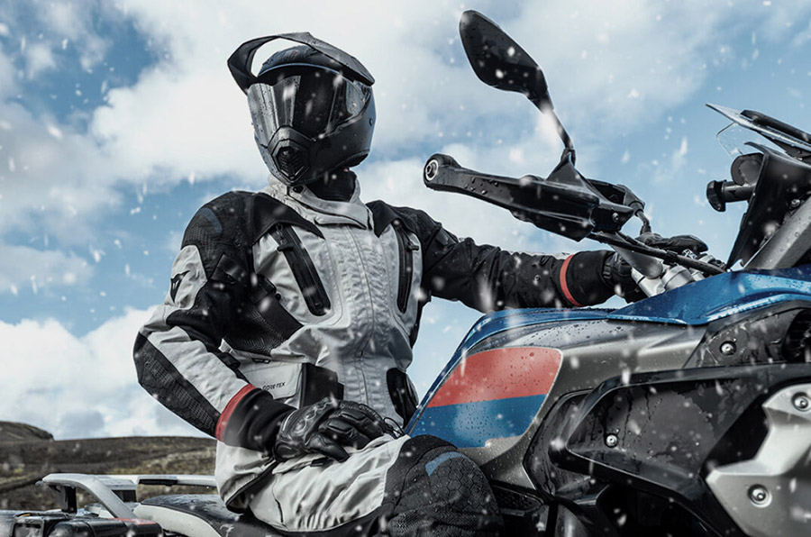 Motocicliștii au călătorit kilometri întregi printr-o viscol pentru a aduce acasă trupul unui soldat decedat
