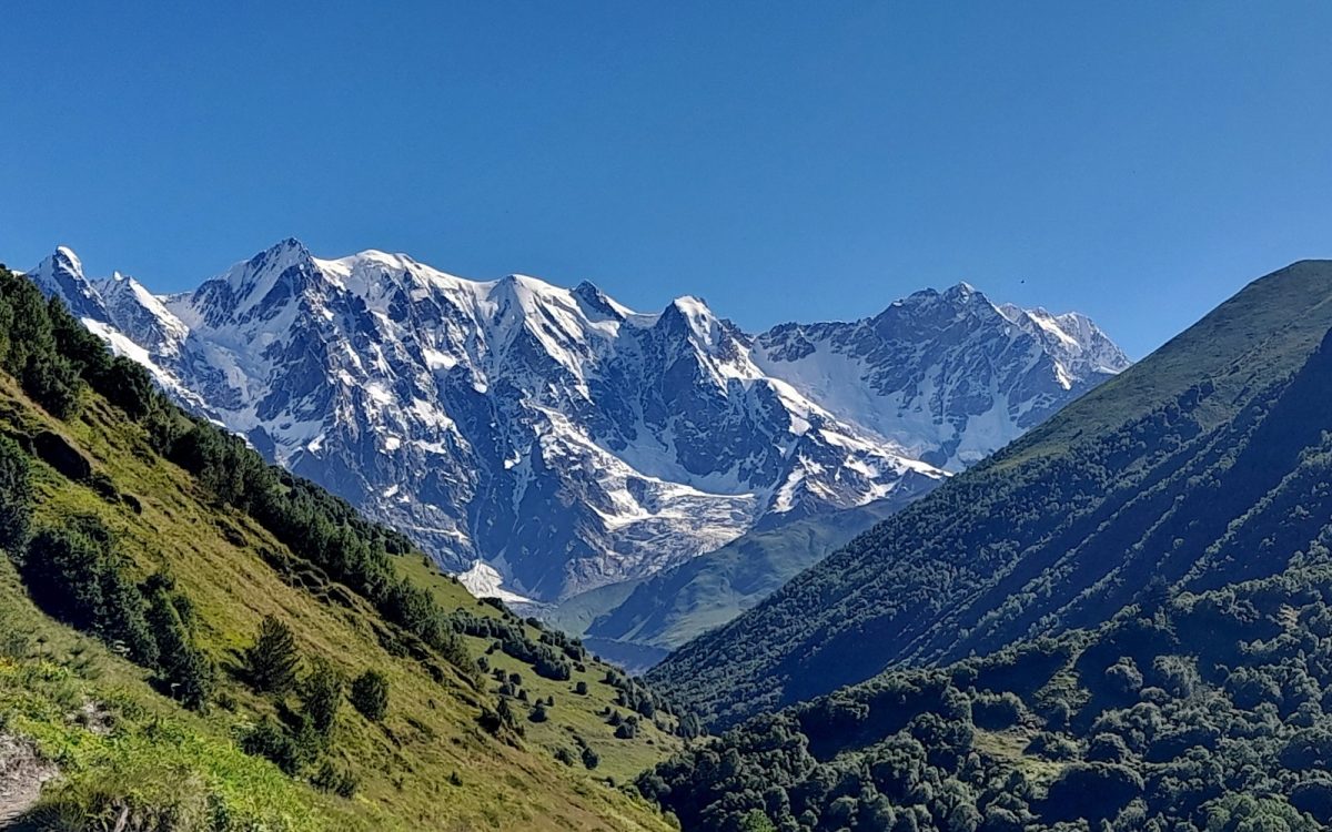 Munții Caucaz – De ce merită văzuți și ce drumeții poți face? Iată tot ce trebuie să știi despre această destinație cu peisaje desprinse dintr-un tablou