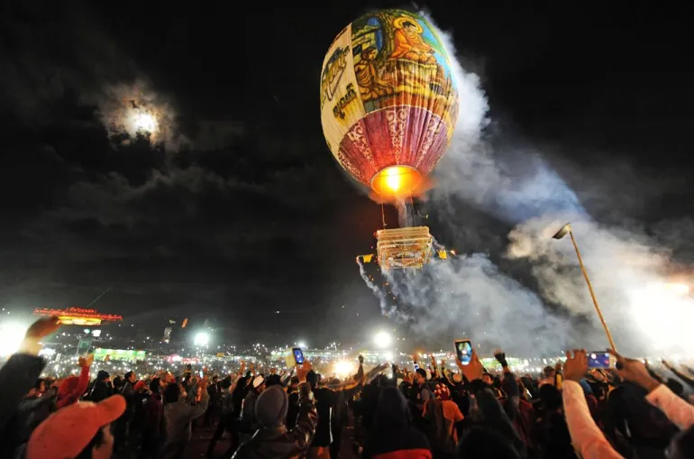 Tragedie la Festivalul Luminilor din Myanmar: 24 de morți după atacul cu bombe din parapantă