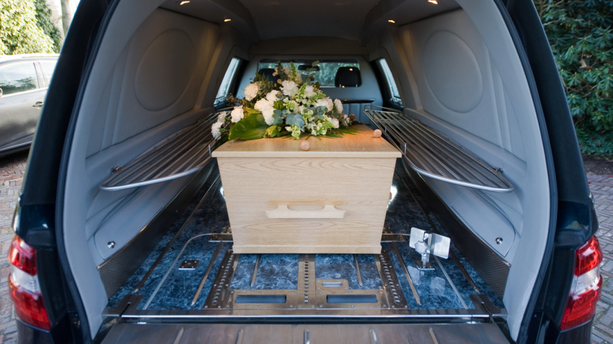 Două firme de pompe funebre din Iași au fost sancționate de Direcția de Sănătate Publică! Inspectorii au descoperit că autovehiculele nu erau dezinfectate periodic, așa cum prevede legislația