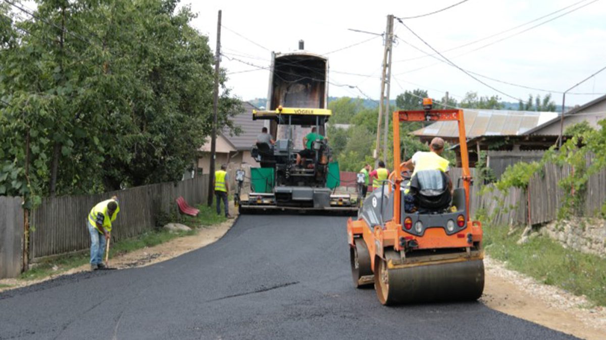 Trei firme vor să semneze contractul de peste 2,4 milioane de lei din comuna Scobinți! Proiectul prevede repararea drumurilor din localitate