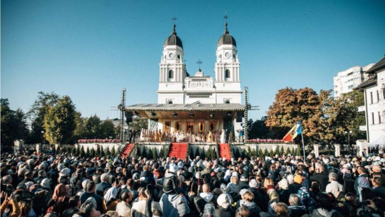 Spectacol de credință văzut prin ochii unui american la pelerinajul Sfintei Parascheva: „Să vezi toată ţara adunându-se…”