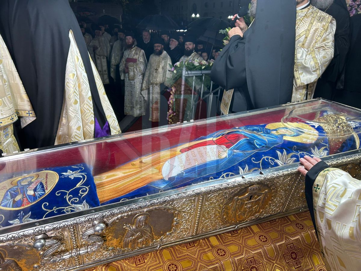 Racla cu moaștele Sfintei Cuvioase Parascheva a fost scoasă din Catedrala Mitropolitană Iași. A început cel mai așteptat pelerinaj ortodox din România