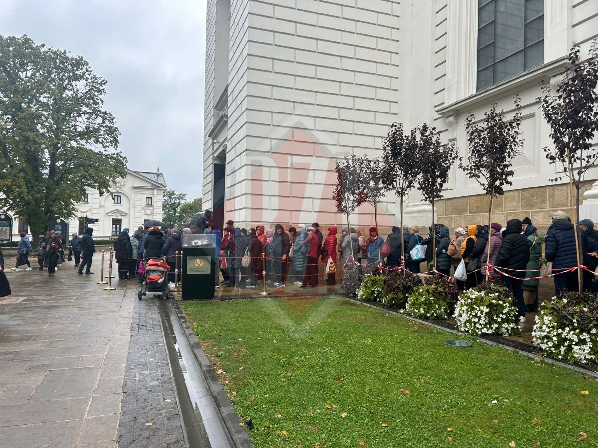 Sute de pelerini așteaptă deja la rând la moaștele Sfintei Parascheva. Pregătirile pentru marele pelerinaj sunt în plină desfășurare