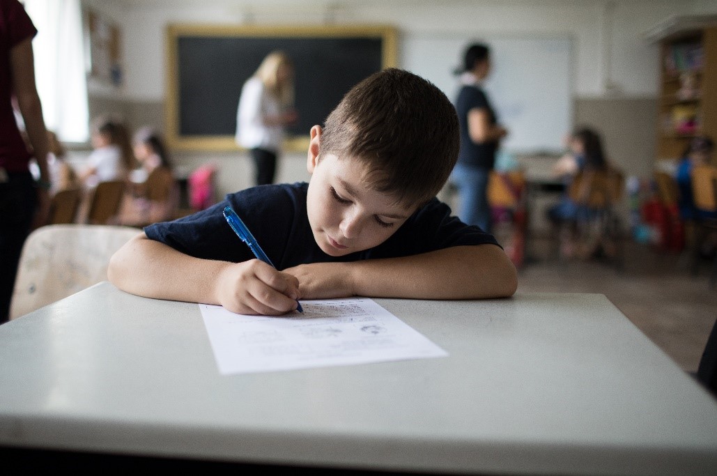 Ministerul Educației face notele secrete. Profesorii nu mai au voie să spună cine e premiant