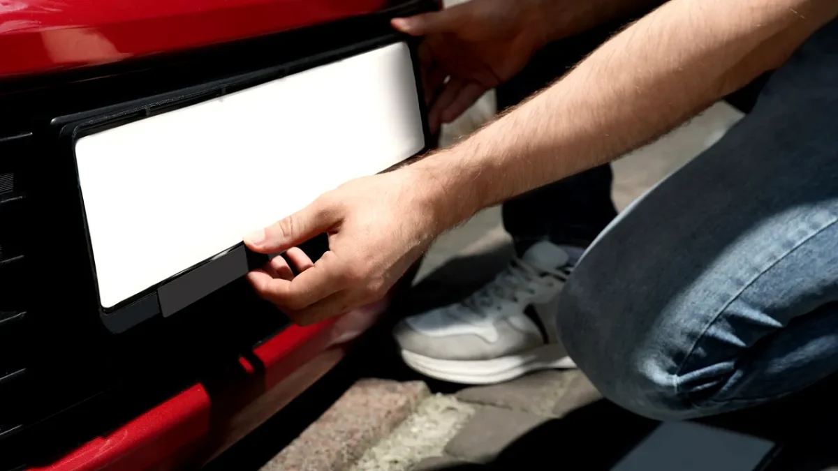 Apar plăcuțele de înmatriculare personalizate pentru șoferii din România! Câți bani vor scoate din buzunare conducătorii auto!