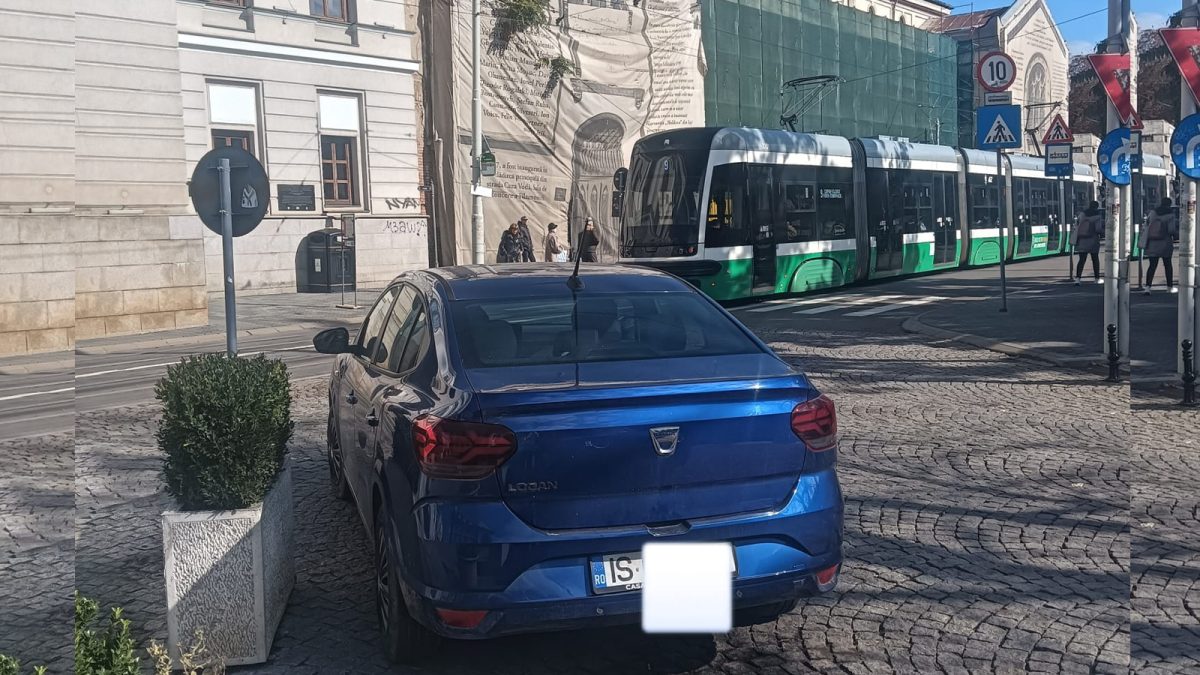 Polițiștii au acționat pe strada Ion Brătianu, de lângă Teatrul Național! Șoferii au lăsat ilegal mașinile, în timp ce parcarea cu plată era goală
