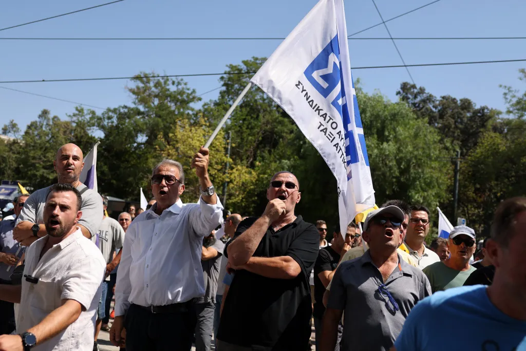 Protestele cuprind Grecia! Trenuri, feriboturi și taxiuri oprite de greva generală. MAE avertizează românii