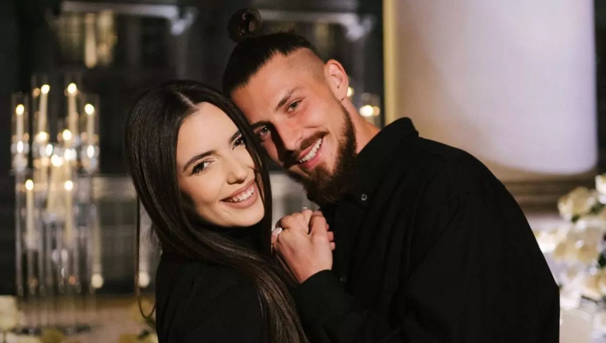 Radu Drăgușin s-a logodit cu iubita lui. Ioana Stan a arătat inelul primit