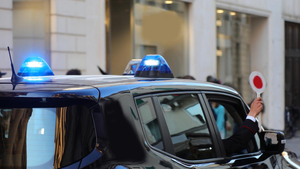 Un tânăr român de 19 ani, prins cu 43 kg de hașiș la Milano! Ce le-a spus fratele polițiștilor când l-au încătușat