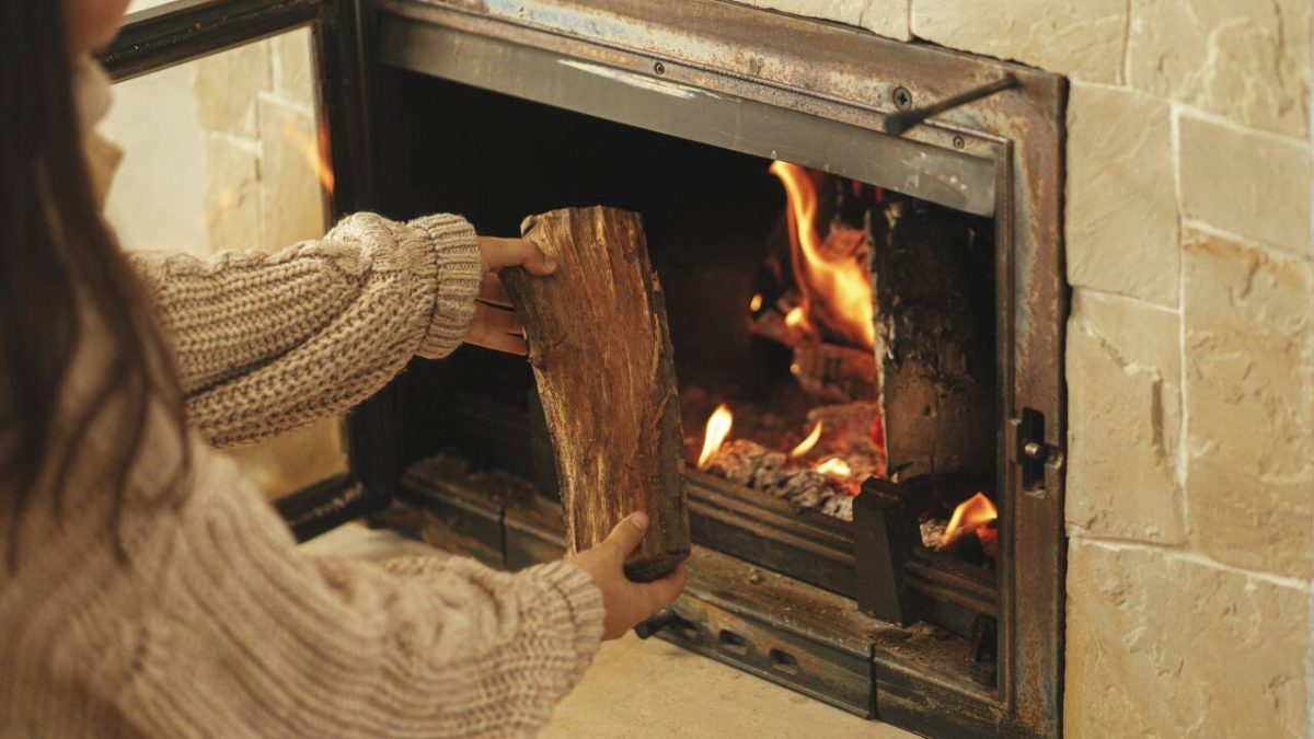 Obligatoriu pentru românii care se încălzesc în casă cu sobă pe lemne sau gaz! Ce trebuie să facă neapărat! 