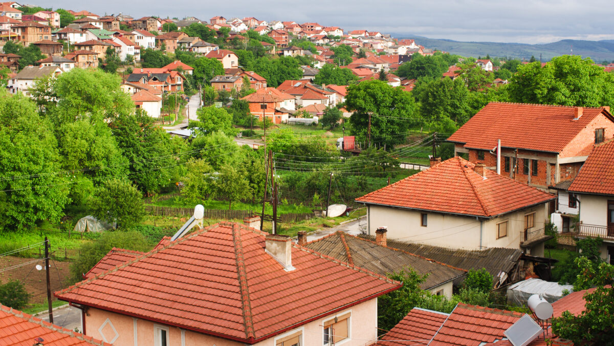 Cum pot reduce costurile la curent și apă românii care stau la curte! Trucuri simple pentru facturi mai mici! 