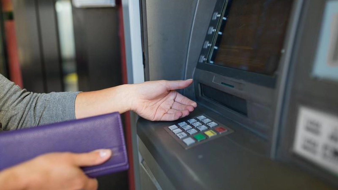 Avertisment pentru românii cu bani în conturi! Prea multe plăți cash aduc amenzi uriașe! 