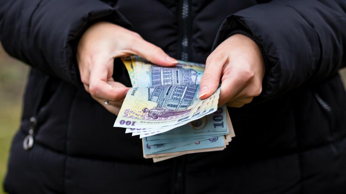Criza lovește în portofelul românilor! Salariul mediu scade, iar traiul devine tot mai scump