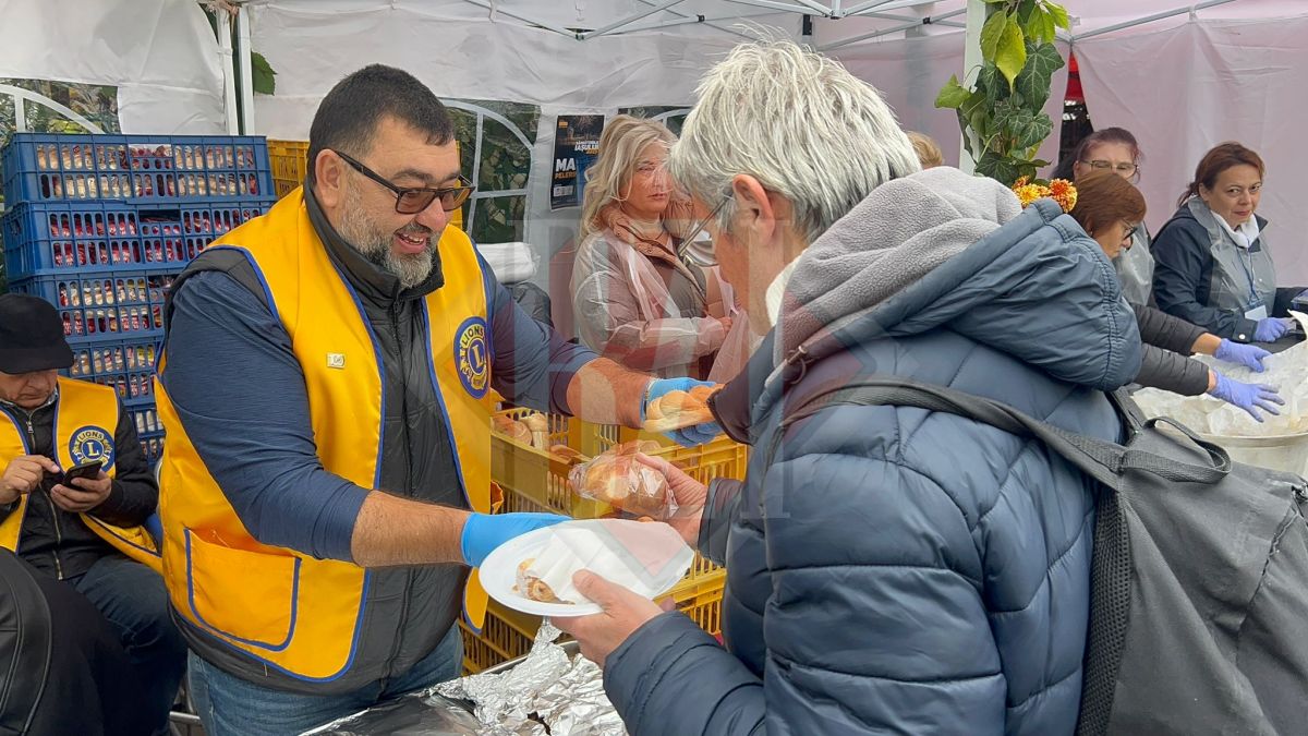 A început împărțirea celor 60.000 de sarmale pentru pelerini, la Masa Pelerinilor din Iași – UPDATE