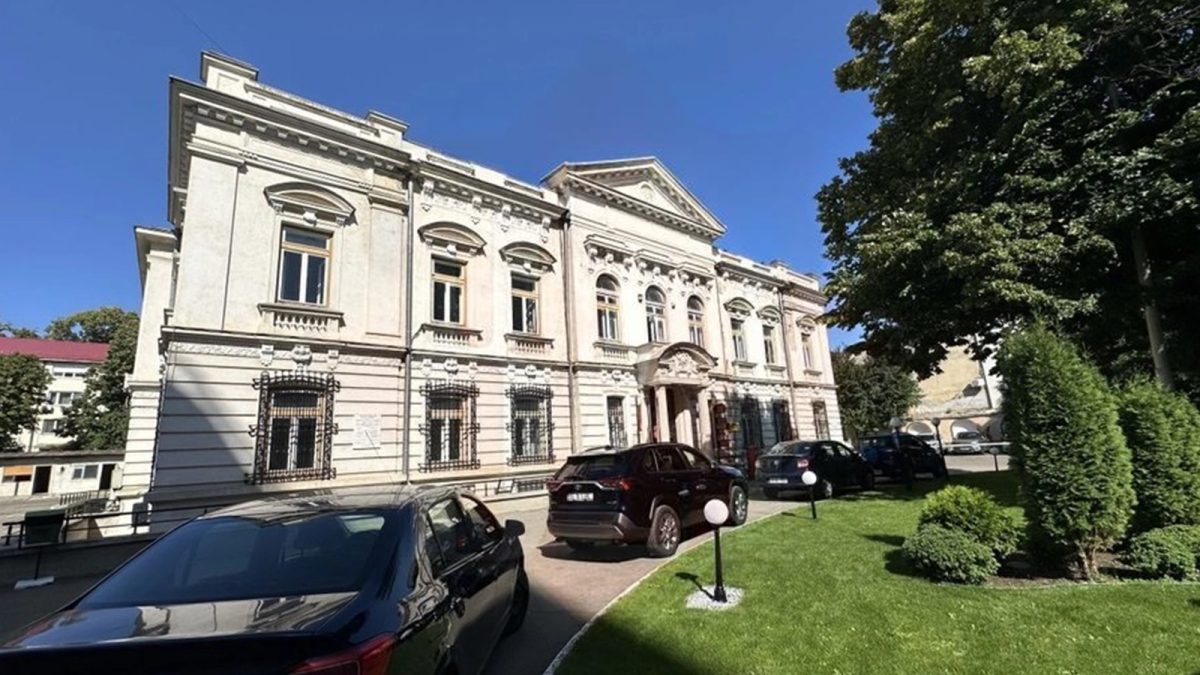 EXCLUSIV! Cine vrea să pună mâna pe sediul Poștei de pe strada Cuza Vodă din Iași, pentru doar 24.000 de euro. Un medic și un afacerist au intrat în cursă