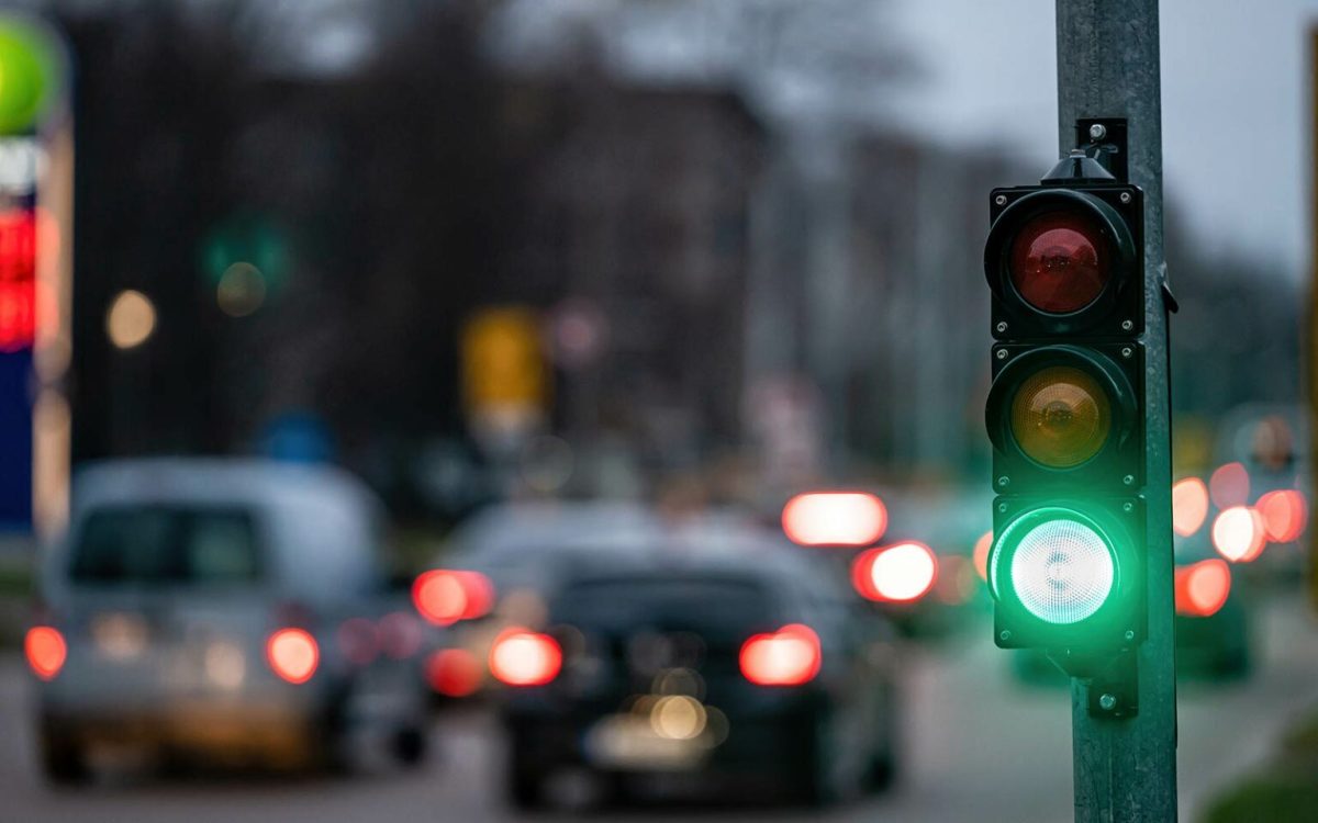 Orașul din România care montează semafoare conectate la radar! Ce se întâmplă dacă șoferul circulă cu viteză! 