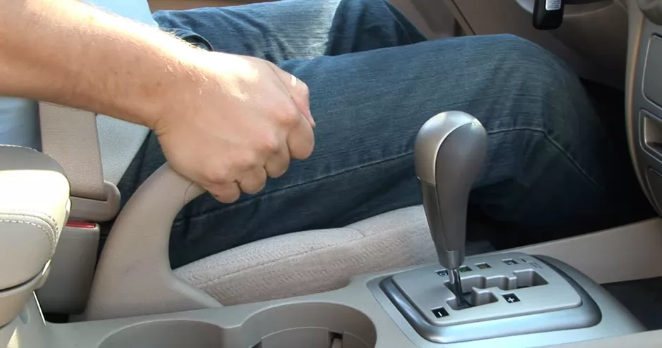 Greșeala pe care o fac șoferii cu frâna de mână! Puțini conducători auto respectă regula! 