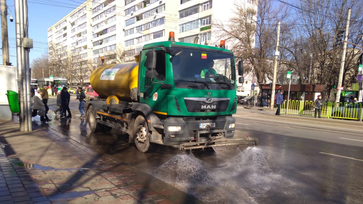 Salubris va spăla străzile din Iași cu șampon ecologic, cu aromă de flori. Compania a cheltuit 23.000 de lei pentru produse