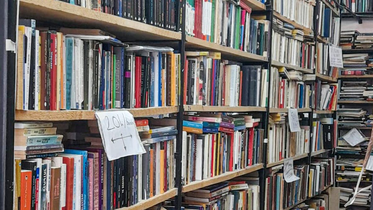 Anticariatele din Iași, pe cale de dispariție. Prețurile mici atrag studenții și pensionarii, care plătesc cel mult 20 de lei pe un exemplar  