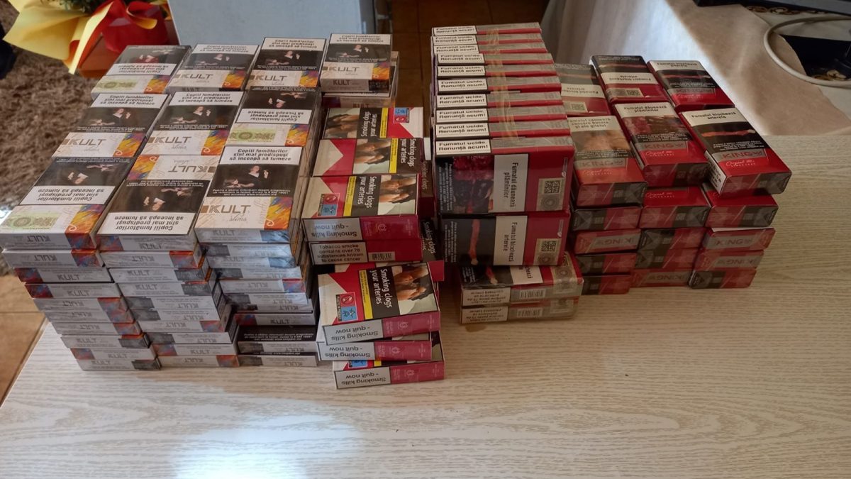 Polițiștii au descoperit o tarabă, în Piața Nicolina, plină de țigări! Era închiriată de un cetățean din Republica Moldova, care a fugit de la fața locului