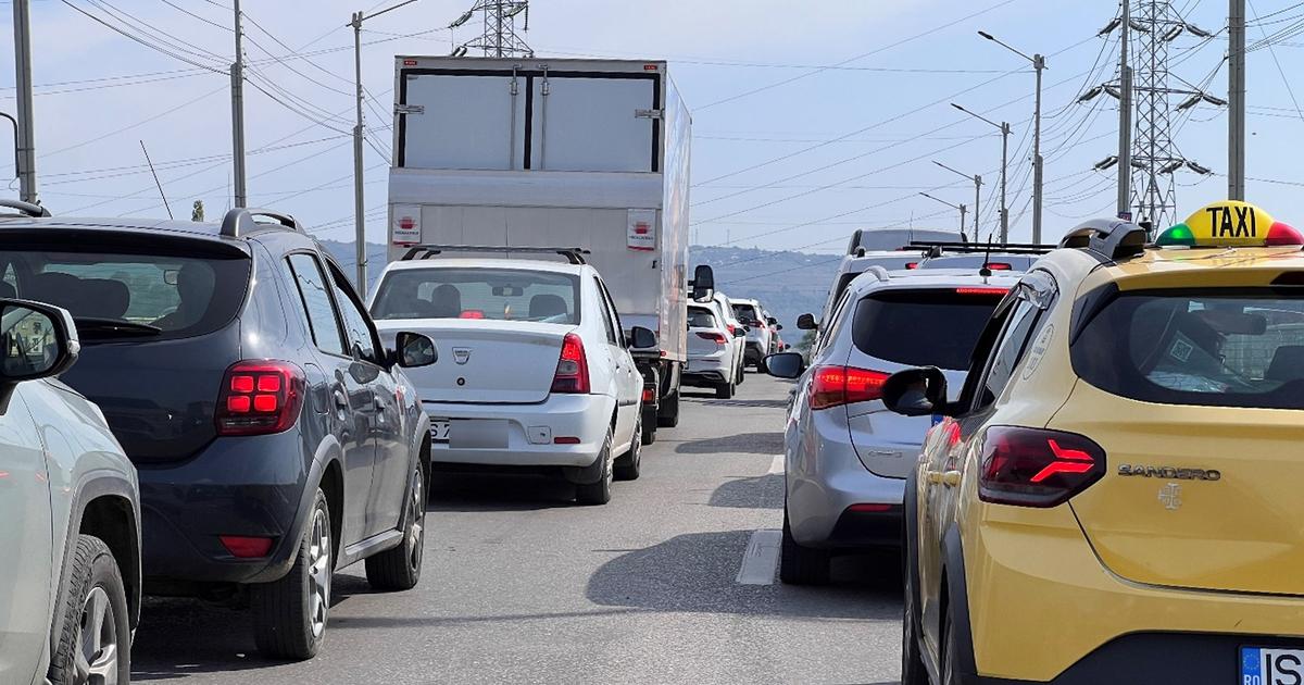 Cine răspunde pentru haosul din Bucium? Mașini blocate, nervi întinși și tăcere totală