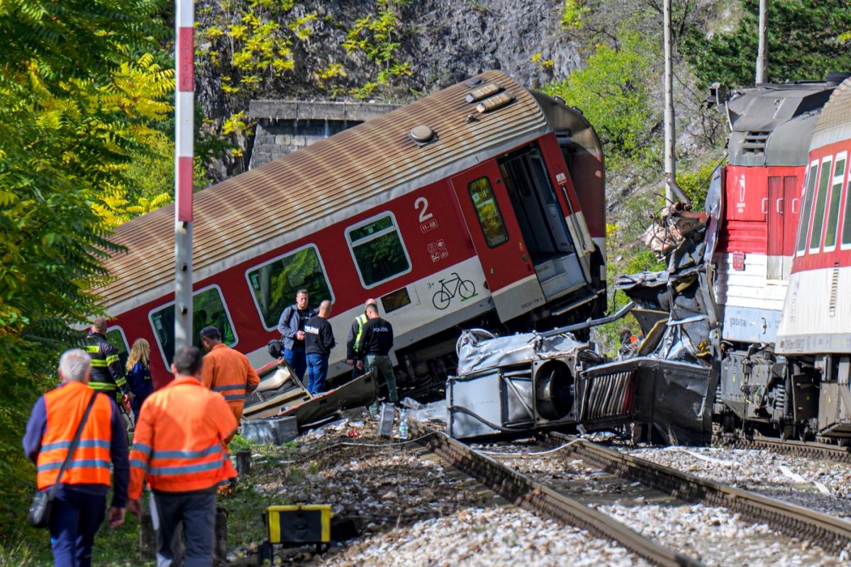 Coliziune gravă între două trenuri! 66 de răniţi, locomotive deraiate şi zeci de pasageri evacuaţi