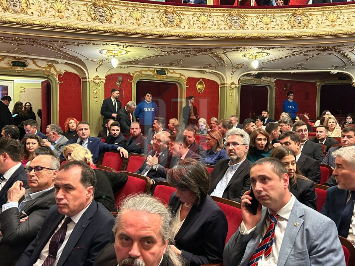 Iașul sărbătorește excelența academică! Sala Teatrului Național, plină la aniversarea a 165 de ani de la înființarea UAIC – LIVE VIDEO