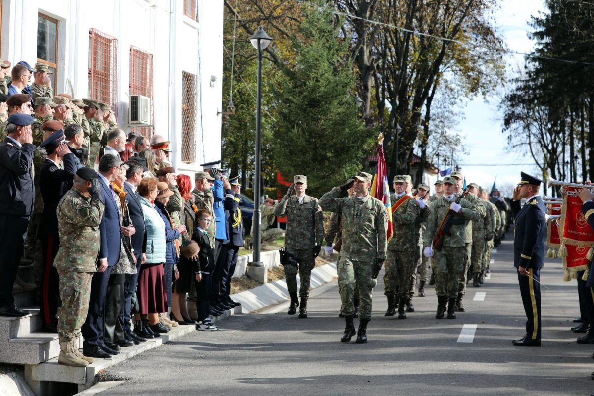 Ceremonie militară la Batalionul 151 Infanterie „Războieni”. Colonelul Cristian Mihoci a predat comanda și încheie o carieră dedicată Armatei României