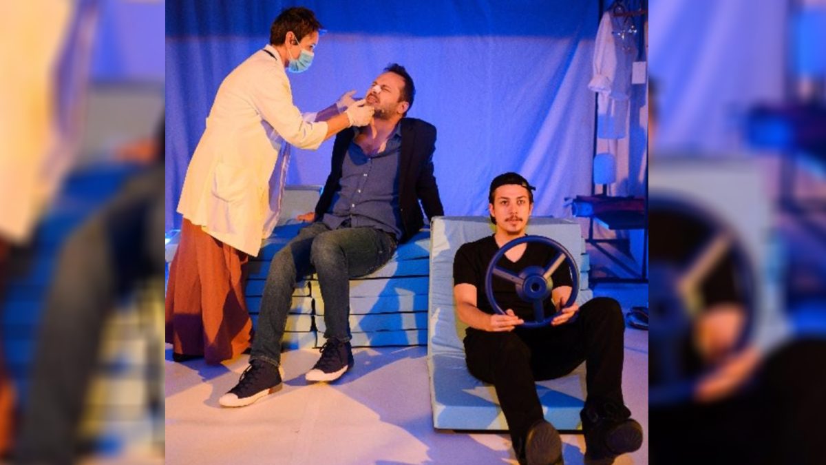Teatrul „Luceafărul” pune în scenă o reprezentație unică. „Stai jos sau cazi” este singurul spectacol de medicină performativă din România