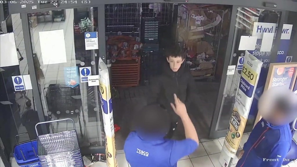 Momente de panică într-un magazin! Un adolescent i-a amenințat pe angajați cu o șurubelniță
