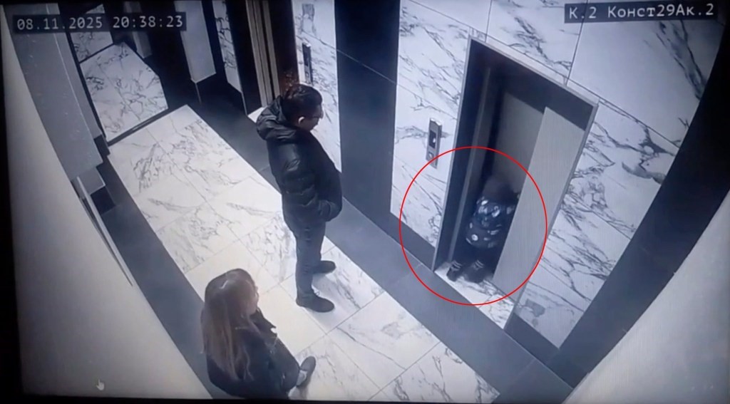 Un băiețel a căzut în lift după ce s-a sprijinit de ușa acestuia! Părinții au trecut prin momente cumplite