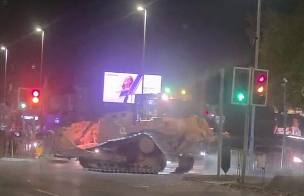 Un bărbat beat a produs haos în oraș! A fost arestat fiindcă a condus un buldozer de mare tonaj fără permis