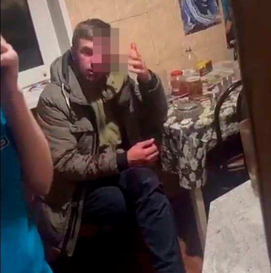 Scene de groază! Un bărbat înjunghiat în ochi de soție a fost găsit cu un cuțit de 20 de centimetri înfipt în cap