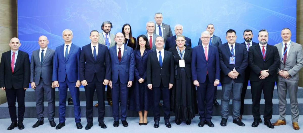 Liderul Diana Șoșoacă, europarlamentar român alături de mâna dreaptă a lui Vladimir Putin, Dimitri Medvedev