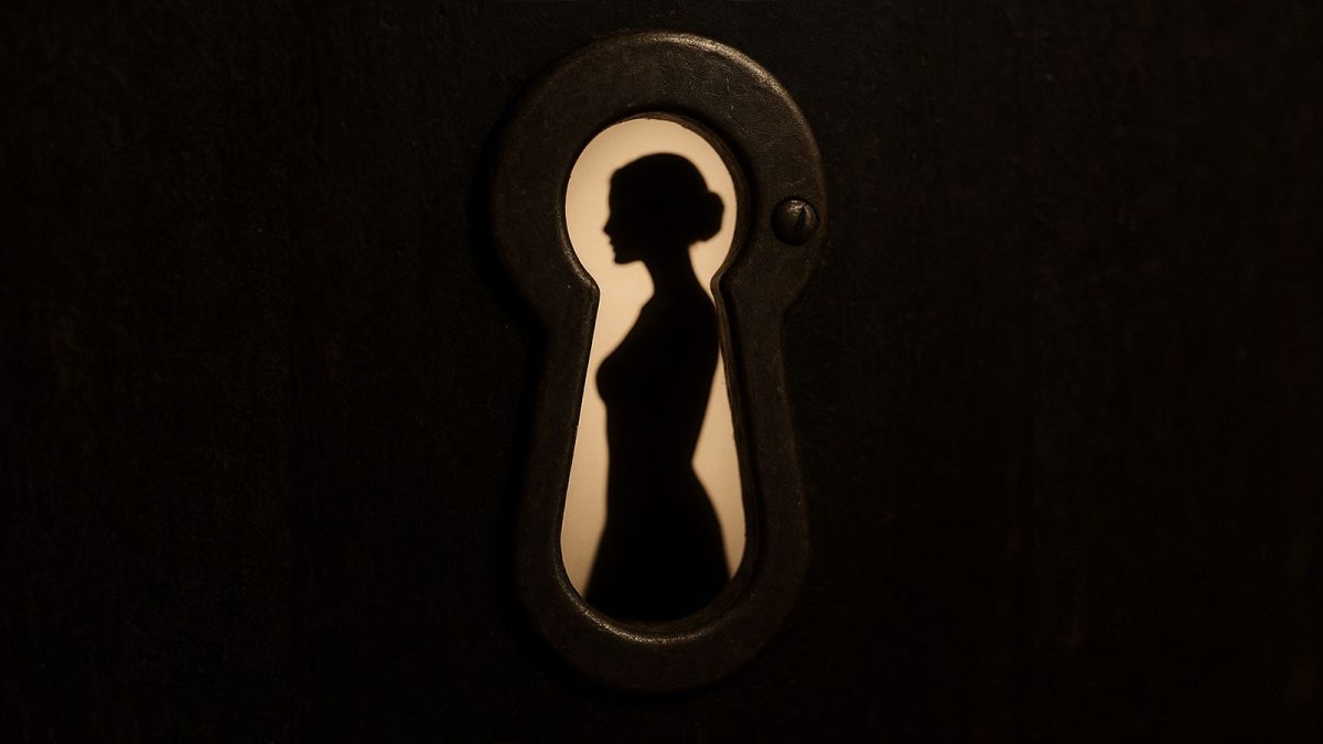 Un tânăr de 18 ani, din Iași, a fost arestat după ce a pândit o copilă de 13 ani în timp ce aceasta era într-o ipostază intimă. Bunica fetei a fost cea care l-a „înfundat”