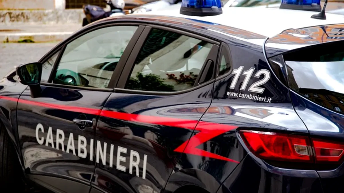 Scene șocante în Italia! O româncă ar fi încercat să dea foc unui cuplu și bebelușului lor