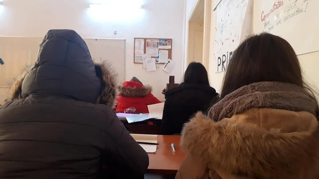 Peste 600 de elevi dintr-o școală din Iași învață în frig. Părinții sunt revoltați: „Copiii îndură un frig insuportabil”