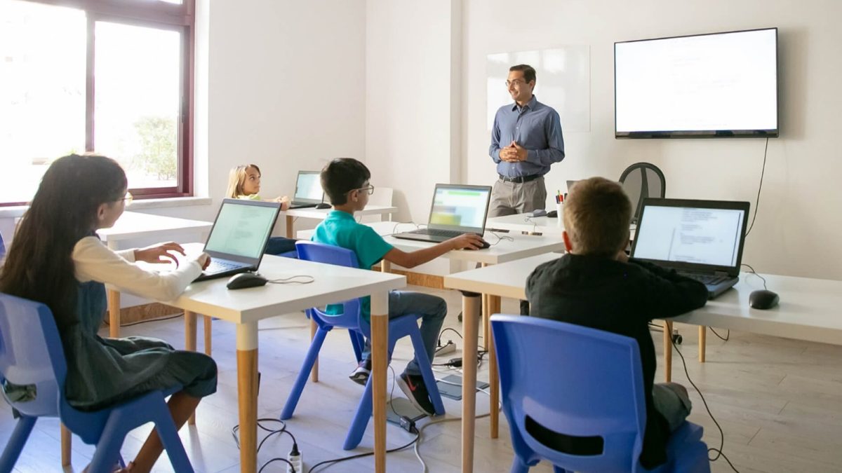 S-a lansat programul pilot „MateRemedial”. Elevii din Iași vor face pregătire la matematică cu avatarul digital „Relu”